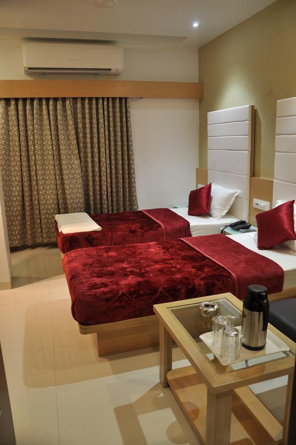 Ashish Restaurant And Guesthouse 苏拉特 外观 照片