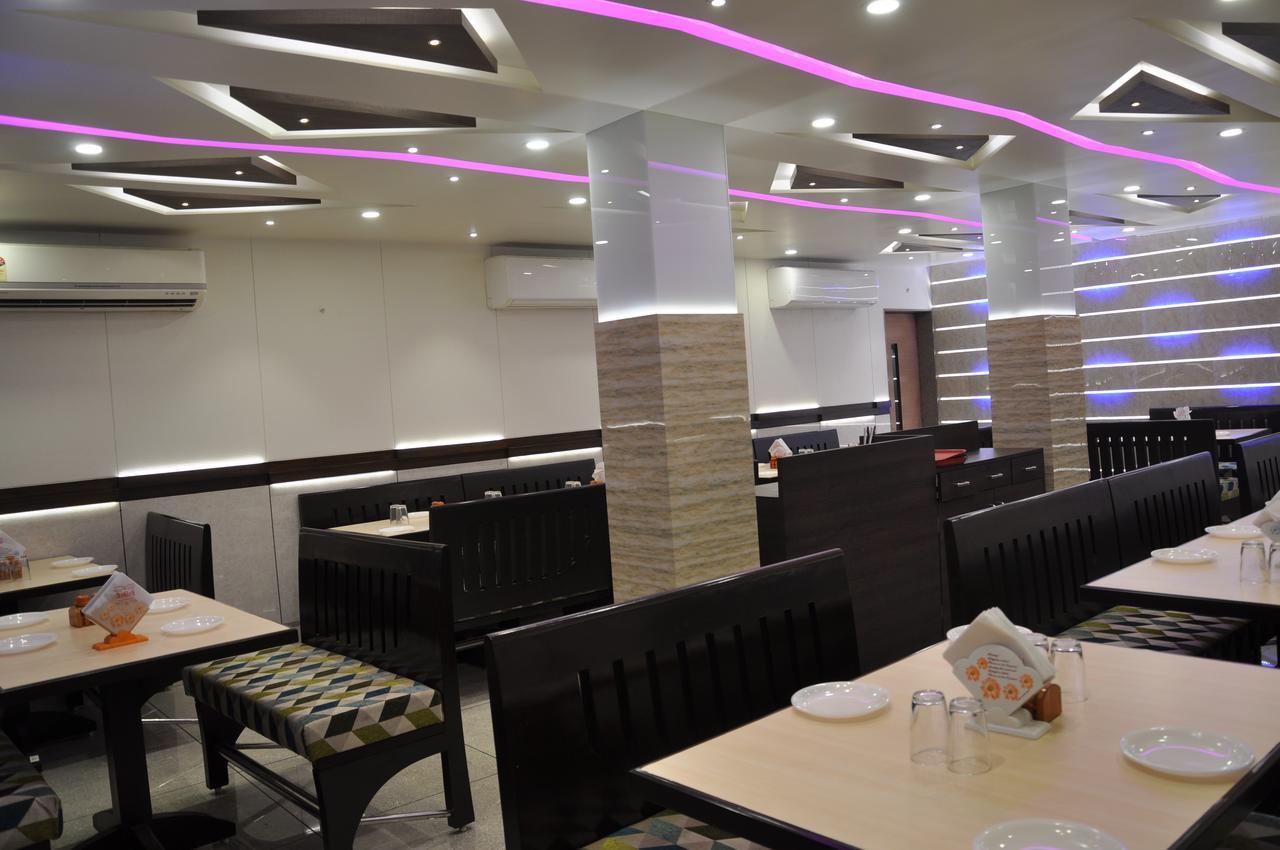 Ashish Restaurant And Guesthouse 苏拉特 外观 照片